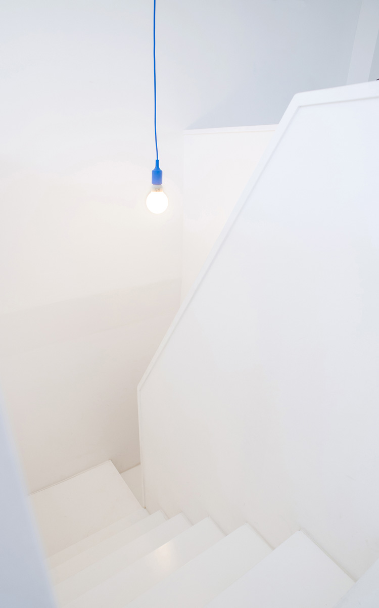 7-white-attic-in-lisbon-by-diogo-passarinho-and-duarte-caldas