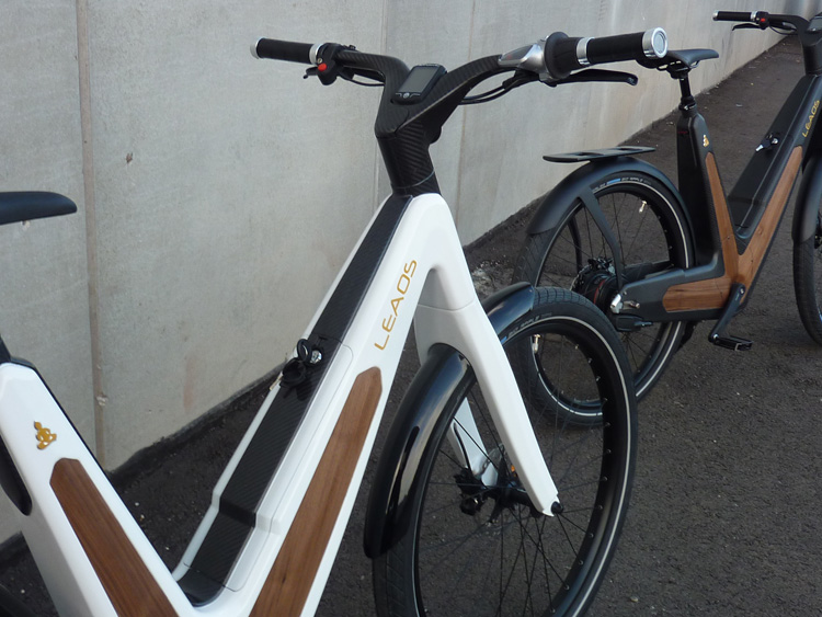 5-leaos-solar-e-bike-with-solar-panels-integrated