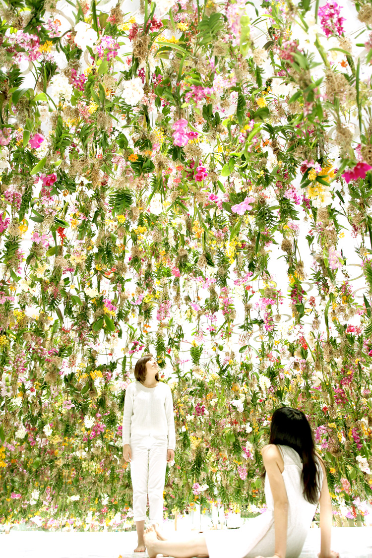 11-floating-flower-garden-installation-by-teamlab