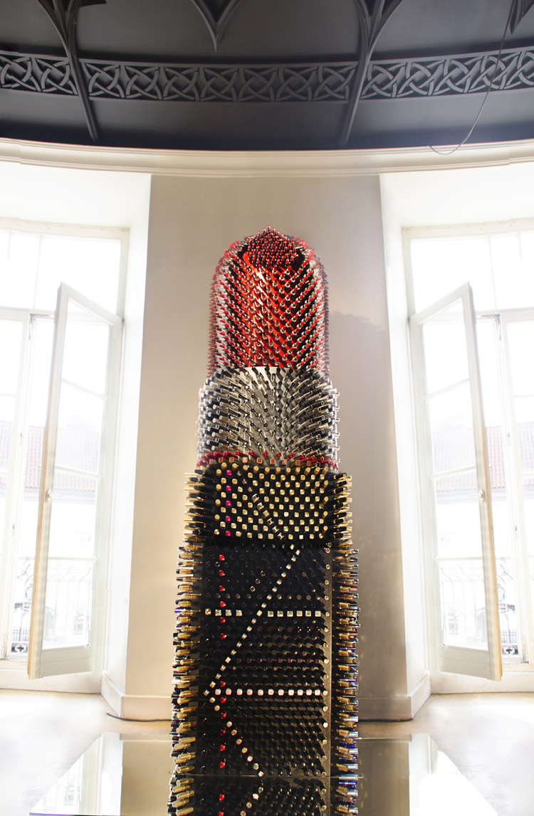 2-giant-lipstick-sculpture-made-of-over-5000-tubes-by-agne-kisonaite