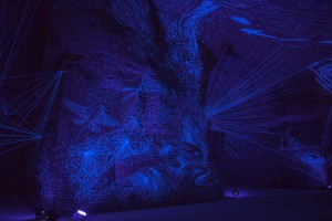 3-immersive-uv-illuminated-installation-by-julien-salaud