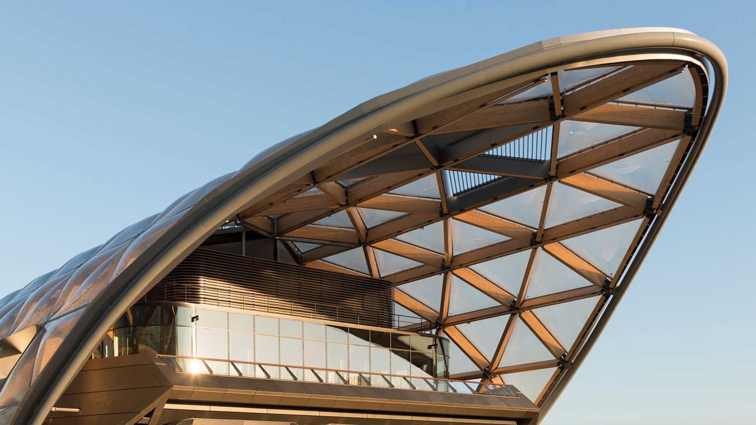 Foster's Crossrail Place Retail and Roof Garden  opens at Canary Wharf