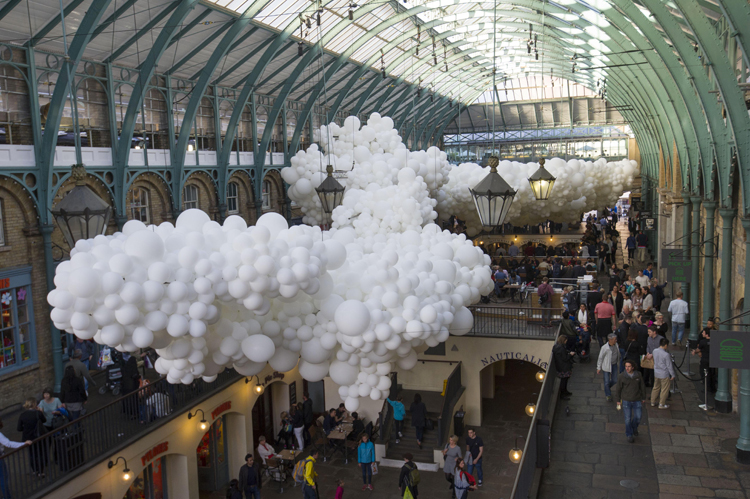 charles-petillon-fills-londons-covent-garden-with-100000-balloons-3