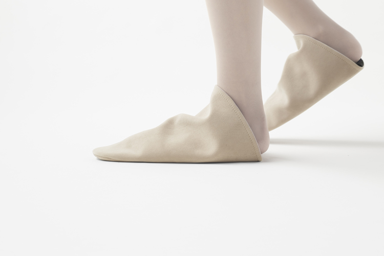 nendo-designs-triangle-roomshoes-7