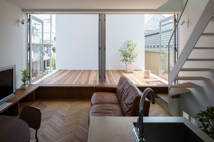 little-house-with-a-big-terrace-in-tokyo-by-takuro-yamamoto-10