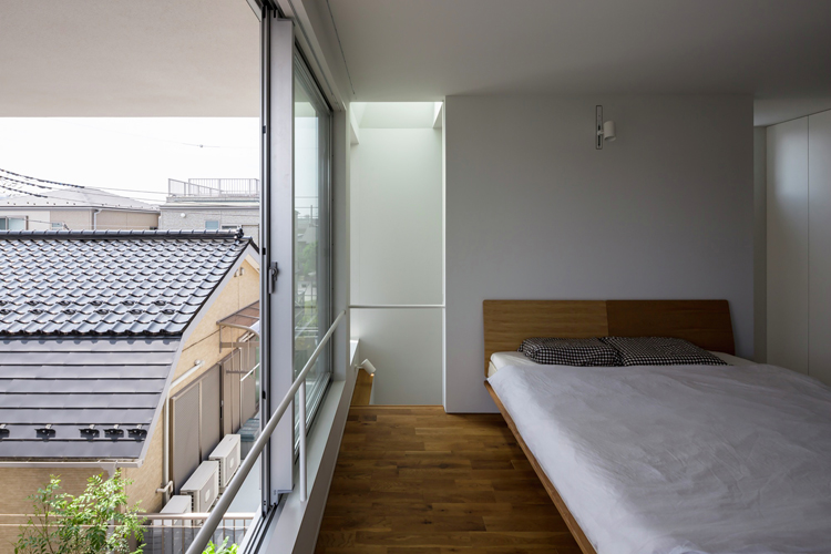 little-house-with-a-big-terrace-in-tokyo-by-takuro-yamamoto-5