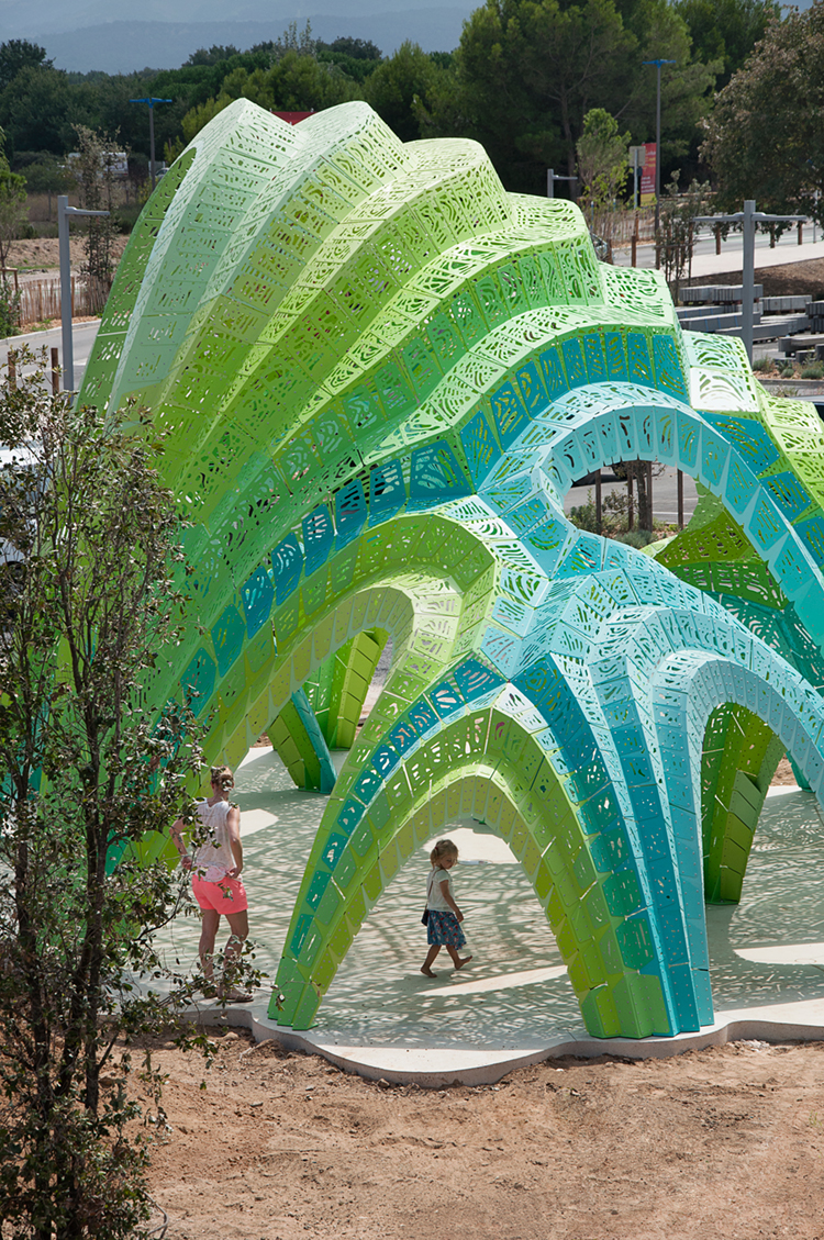 marc-fornes-theverymany-creates-pleated-amphitheater-pavilion-in-france-6