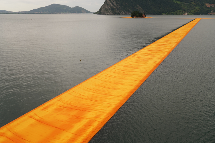 the-Floating-Piers-christo-and-jeanne-claude-lake-iseo-italy-13
