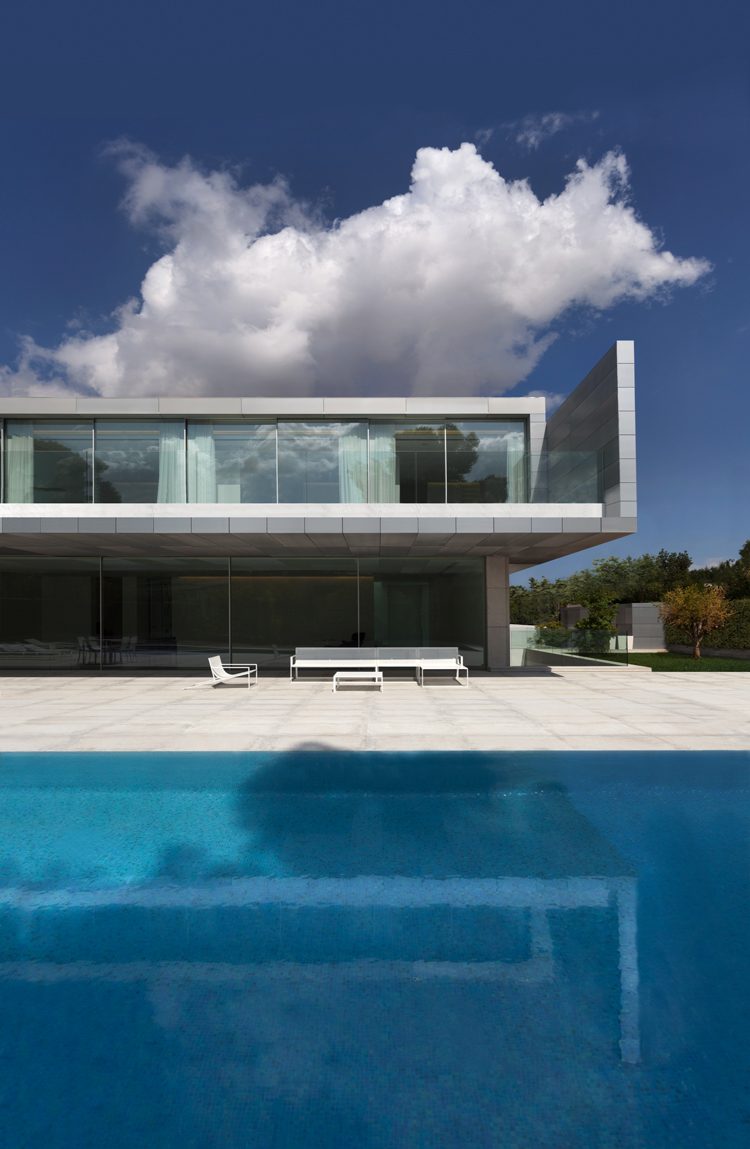 aluminium-house-by-fran-silvestre-arquitectos-madrid-photo-by-Diego-Opazo-2