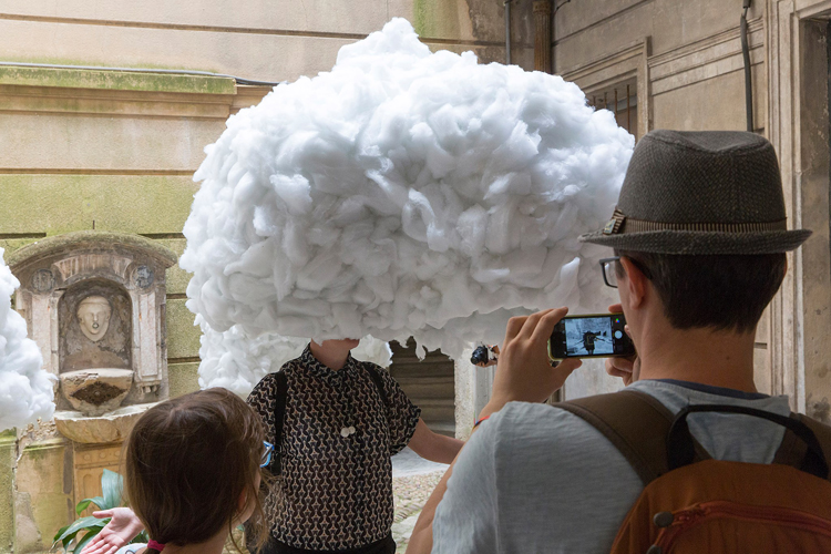 head-clouds-installation-montpelliers-festival-des-architectures-vives-7