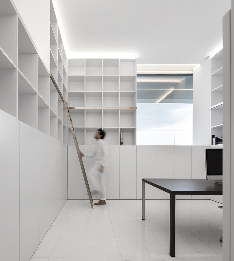 house-between-the-pine-forest-fran-silvestre-arquitectos-19