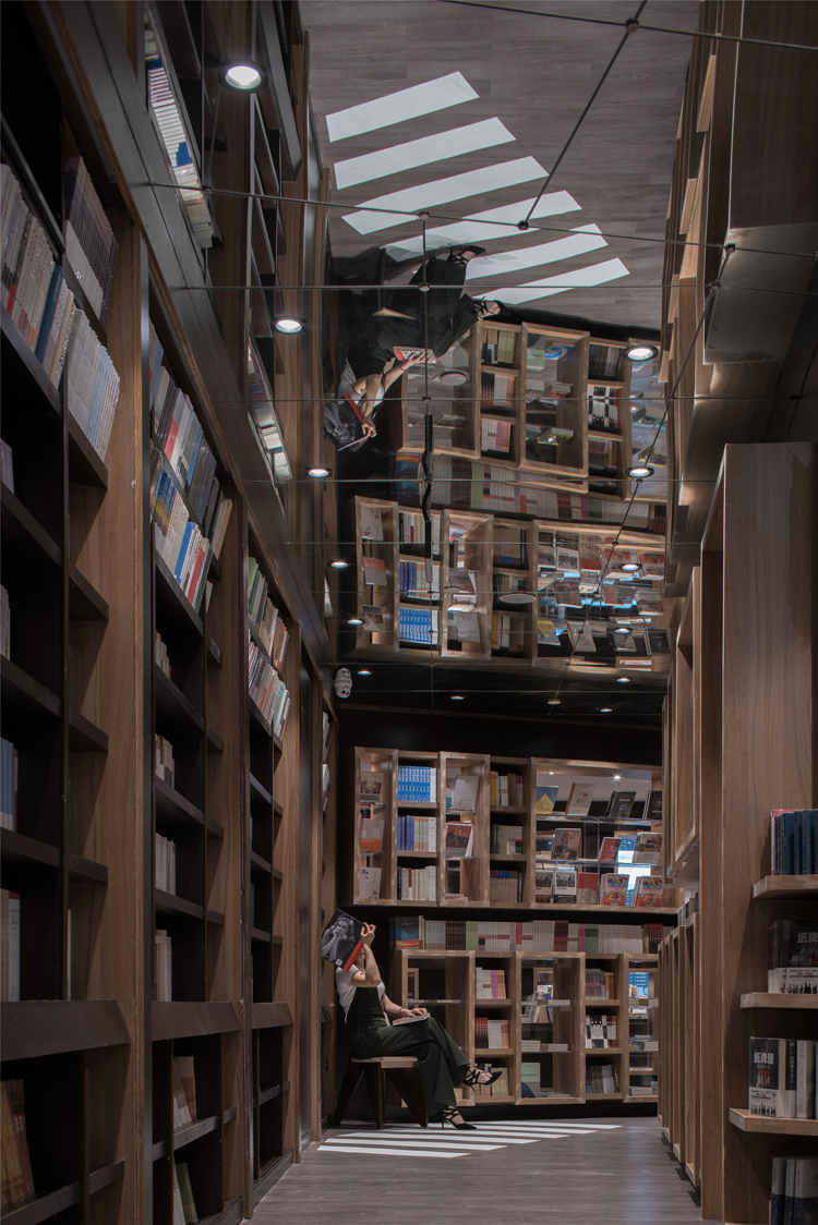 Zhongshuge bookstore in Shanghai Réel Mall