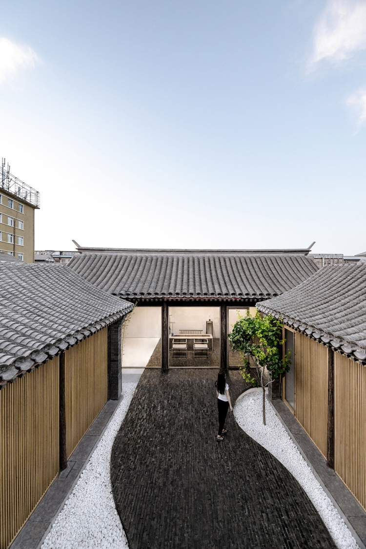 Twisting Courtyard by Archstudio