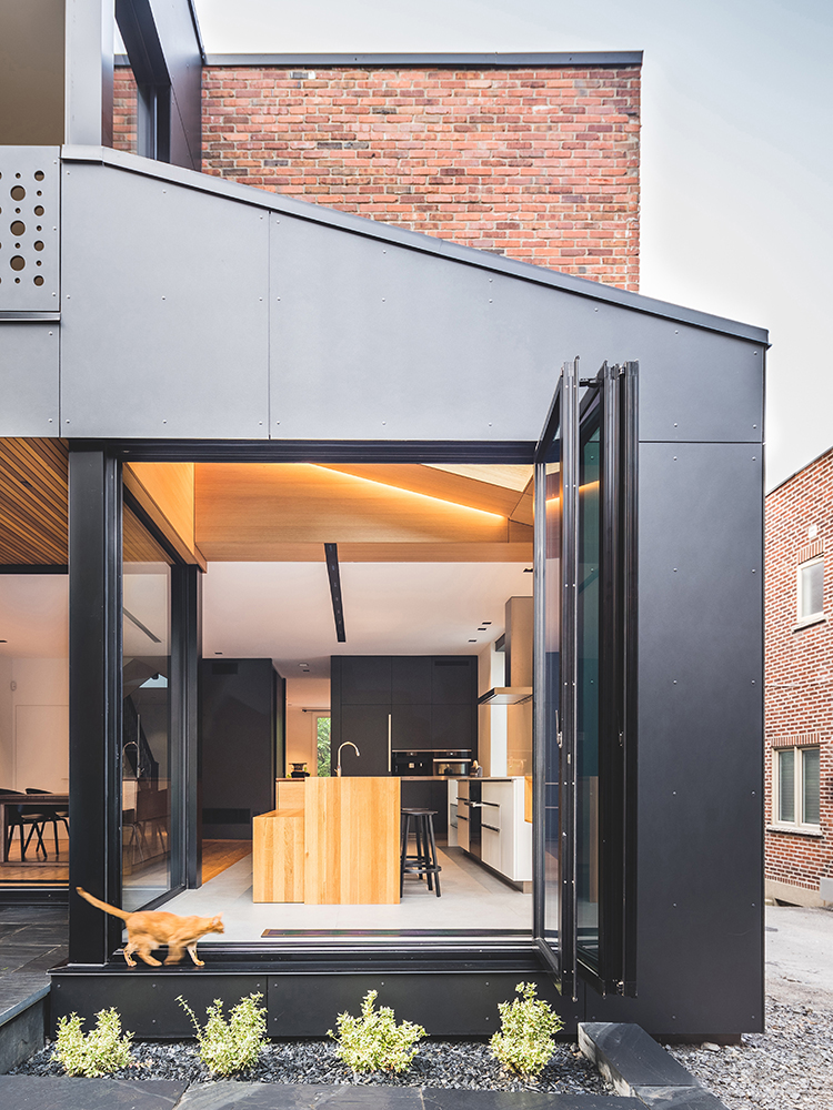 Natalie Dionne Adds Black Box Extension to Montreal Townhouse