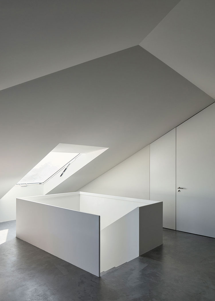 Extrastudio Designs House for an Artist in Lisbon