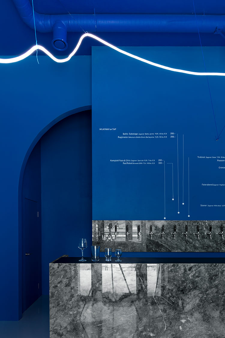 Monoloko Updates Galaxy Bar and Bottle Shop in Moscow With Monochrome Interior