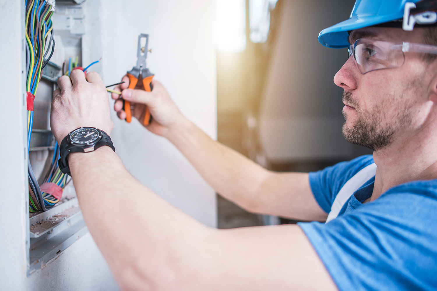 5 Instances When You Need To Hire An Electrician