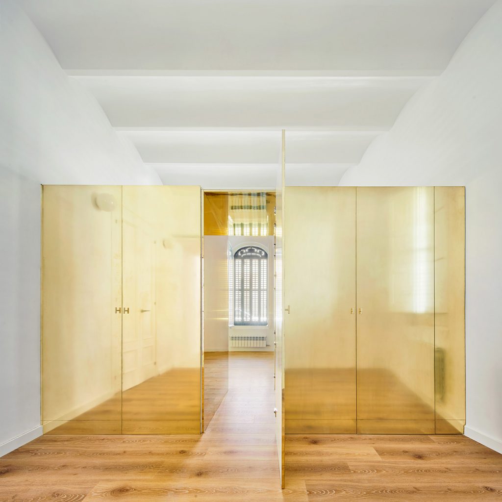 The Magic Box Apartment, Viladecans, Spain / Raúl Sánchez Architects
