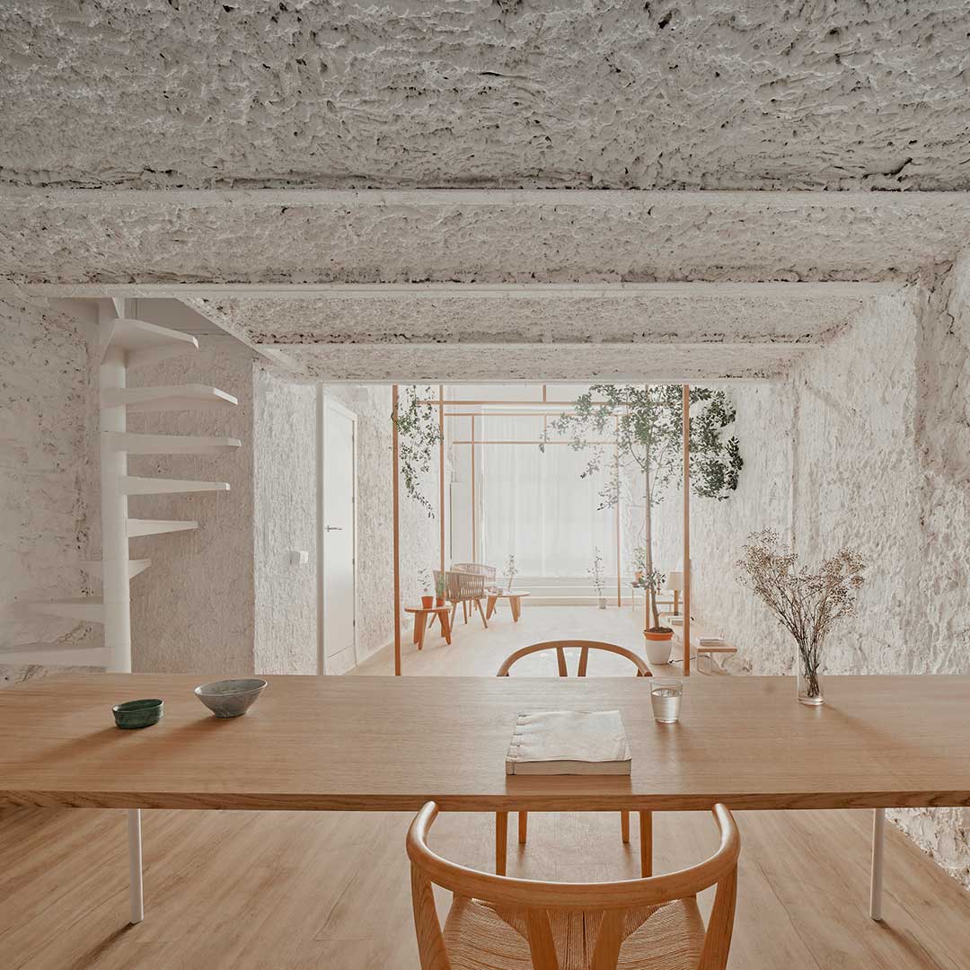 A field of possibility in the heart of Barcelona: Roman Izquierdo Bouldstridge’s El Born Loft is a masterstroke of restraint. Five-meter-high volumes are defined by the warmth of ash wood and the soft intensity of reflected light. The project strips away the unnecessary, revealing Catalan ceramic vaults and stone masonry unified by a monochromatic white finish that acts as a visual vacuum.

At the core of the design is a rhythmic transition created by three timber torii—Japanese gateways that mark a shift in being. Within this "living void," a large tree and shifting shadows become the primary ornaments, fostering an atmosphere of profound stillness. This is architecture as a silent, adaptable support for life, proving that the most impactful spaces are often those that leave room for the user to breathe.

via #urdesignmag 
architects Roman Izquierdo Bouldstridge
images courtesy of José Hevia

#RomanIzquierdoBouldstridge #ElBornLoft #BarcelonaArchitecture #InteriorDesign #TimberArchitecture #MinimalistHome #JapaneseDesign #AdaptiveReuse #SustainableDesign #SpanishArchitecture #ModularDesign #Archilovers