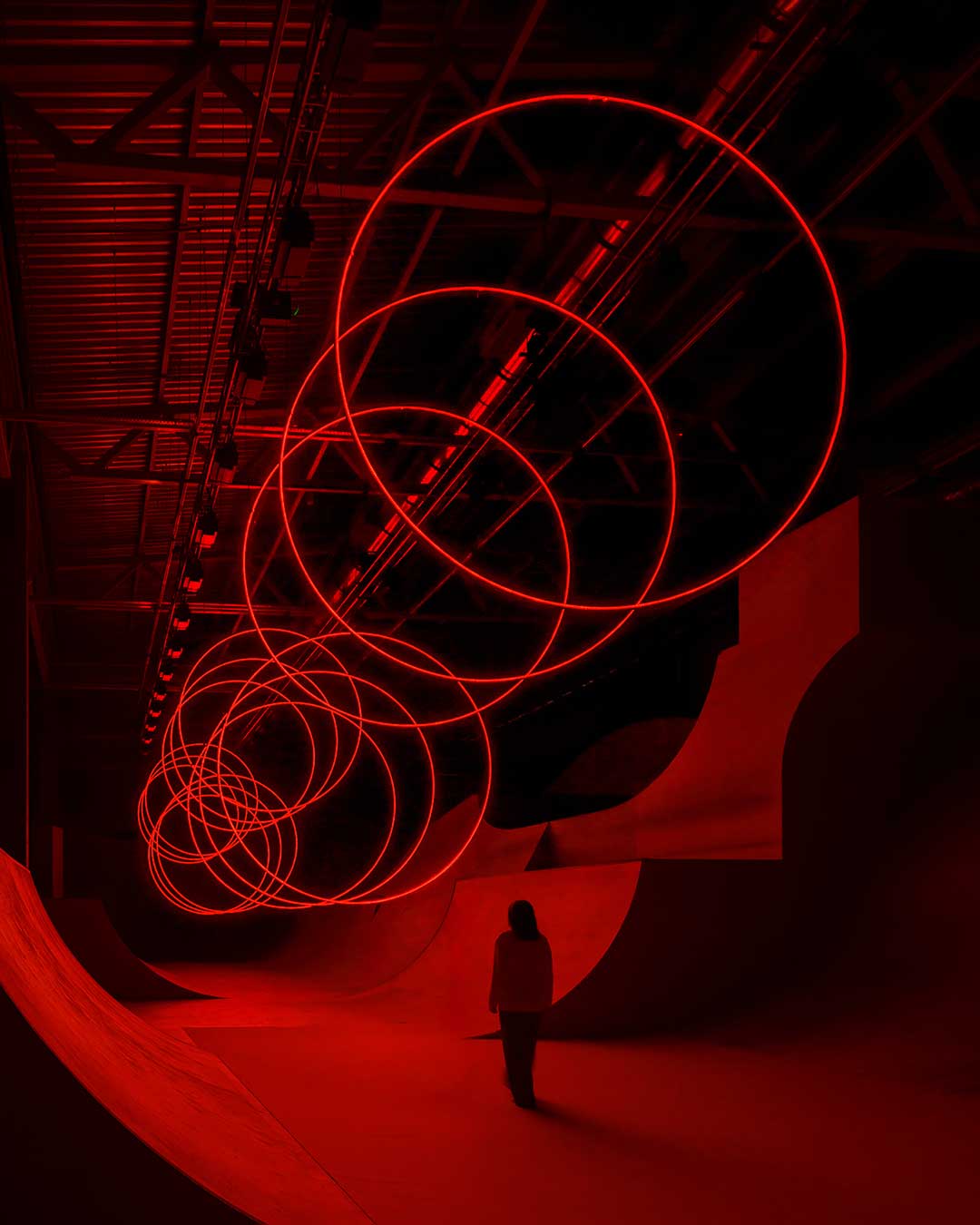 Fifteen rings, rising and falling through a red-lit hall — none of them moving the same way twice. SpY's CYCLES N2 was commissioned for Kazan's NUR International Media Art Festival, with sound, light, and motion built as one coordinated system rather than layered separately — an original soundtrack by Omar Tenany and Komatsu timed directly to the rings' choreography. artists: @spy__studio
images: @rubenpb
urdesignmag.com — link in bio #SpY #KineticArt #CyclesN2 #NURFestival #InstallationArt