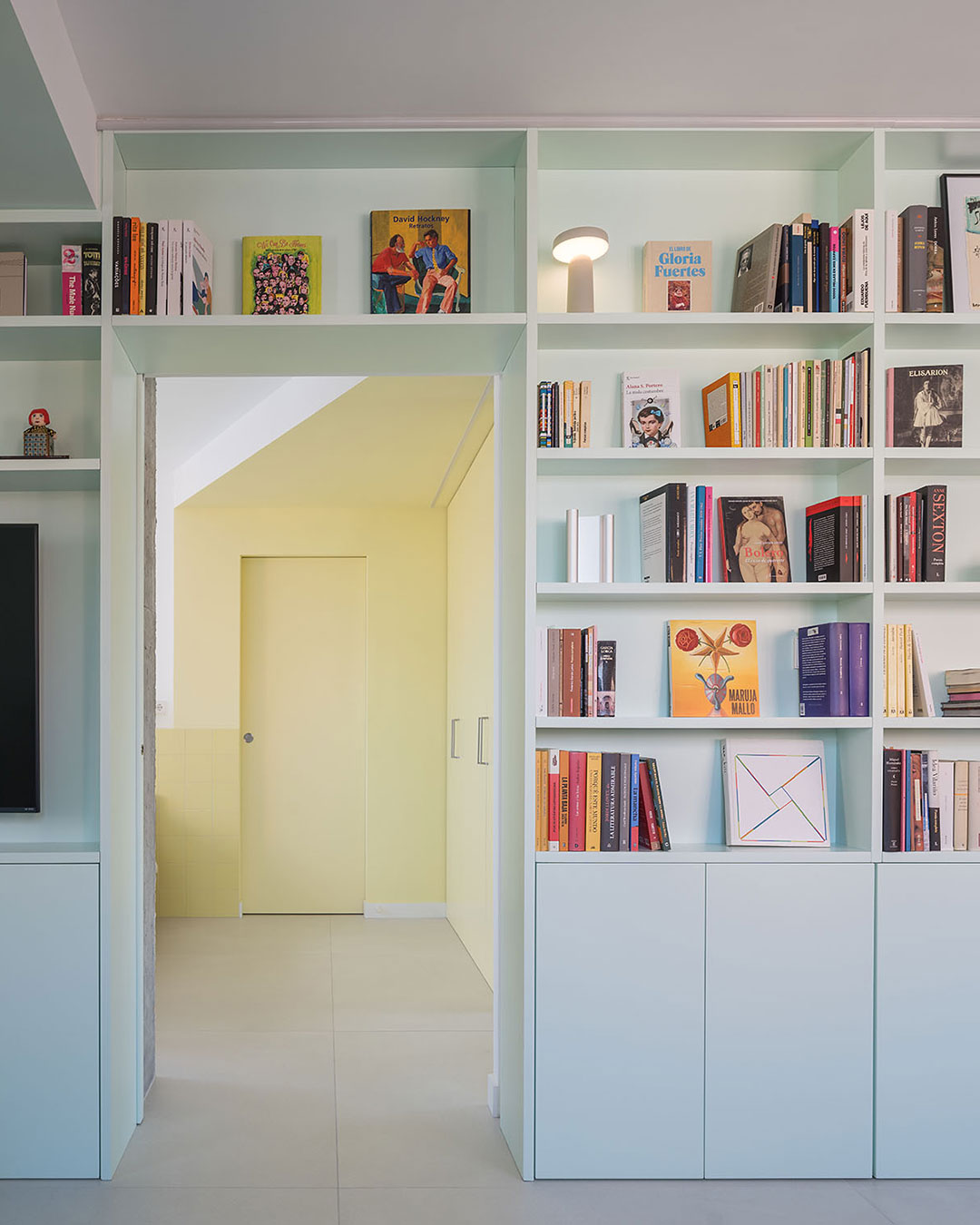 Five rooms, five colors, each painted end to end — walls, ceiling and furniture in the same tone. gon architects traces the device back to eighteenth- and nineteenth-century European interiors, where color was used to expand or tighten how a room feels rather than to decorate it. In Casa POP the rooms wrap clockwise around a central storage core, running from the most public spaces to the most private. At the center, an opal-green bookcase holds close to 1,500 books collected by a couple since they met, Lorca among them. gon architects @gonarchitects — Casa POP — Vicálvaro, Madrid
Photography: Rocío R. Rivas, Miguel de Guzmán | Imagen Subliminal @imagensubliminal urdesignmag.com — link in bio #casapop #gonarchitects #madridapartment #apartmentrenovation #colorfulinteriors