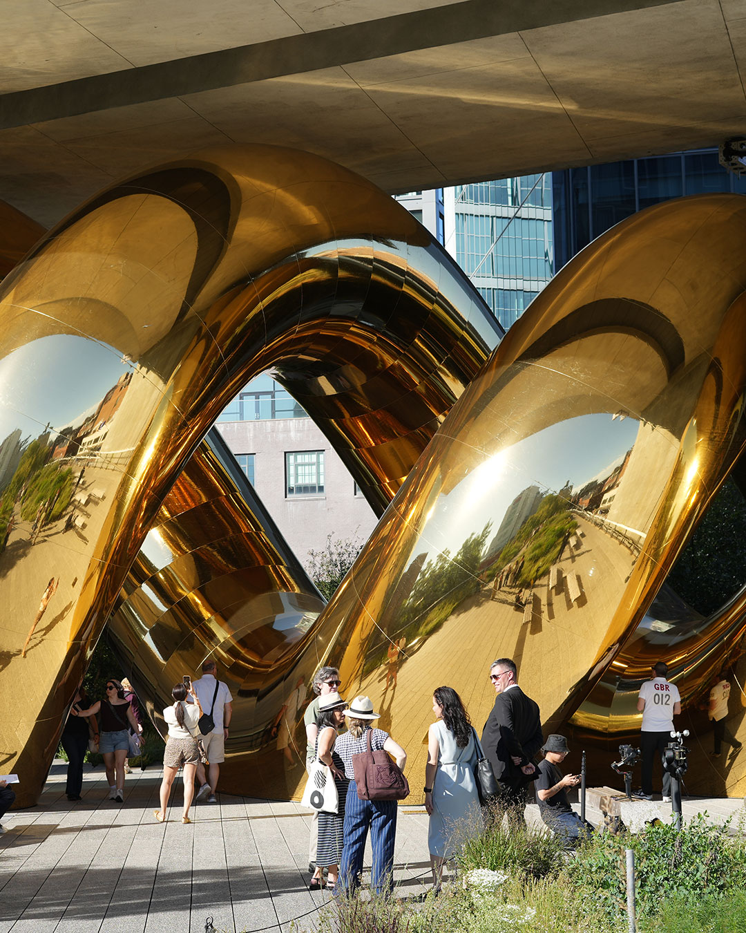 The ouroboros is a serpent devouring its own tail, a closed circle. Plastique Fantastique opened it. Commissioned by Bvlgari @bvlgari for its Serpenti Infinito series, auruBOROS rises from The Standard Hotel and uncoils along New York's High Line: 30 meters (98 feet) of golden mirrored TPU, inflated by ventilators. The title fuses aurum, Latin for gold, with ouroboros. The gold is only a reflective skin. It returns fragments of brick, sky and the strangers standing next to you, and once the air stops, the serpent is gone. On view through September 20. Plastique Fantastique @plastique.fantastique — auruBOROS — The High Line, New York
Photography: Marco Canevacci, Lavínia Diniz Freitas, Swan Park urdesignmag.com — link in bio #PlastiqueFantastique #auruBOROS #SerpentiInfinito #HighLineNYC #PneumaticArchitecture