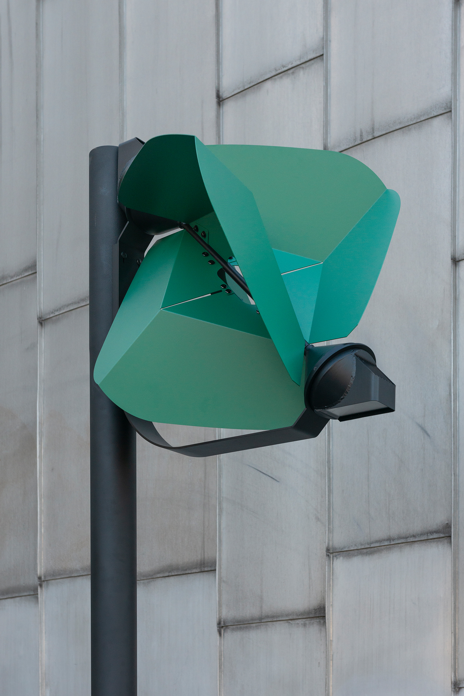PAPILIO Wind-Powered Street Lamp / Tobias Trüenabacher