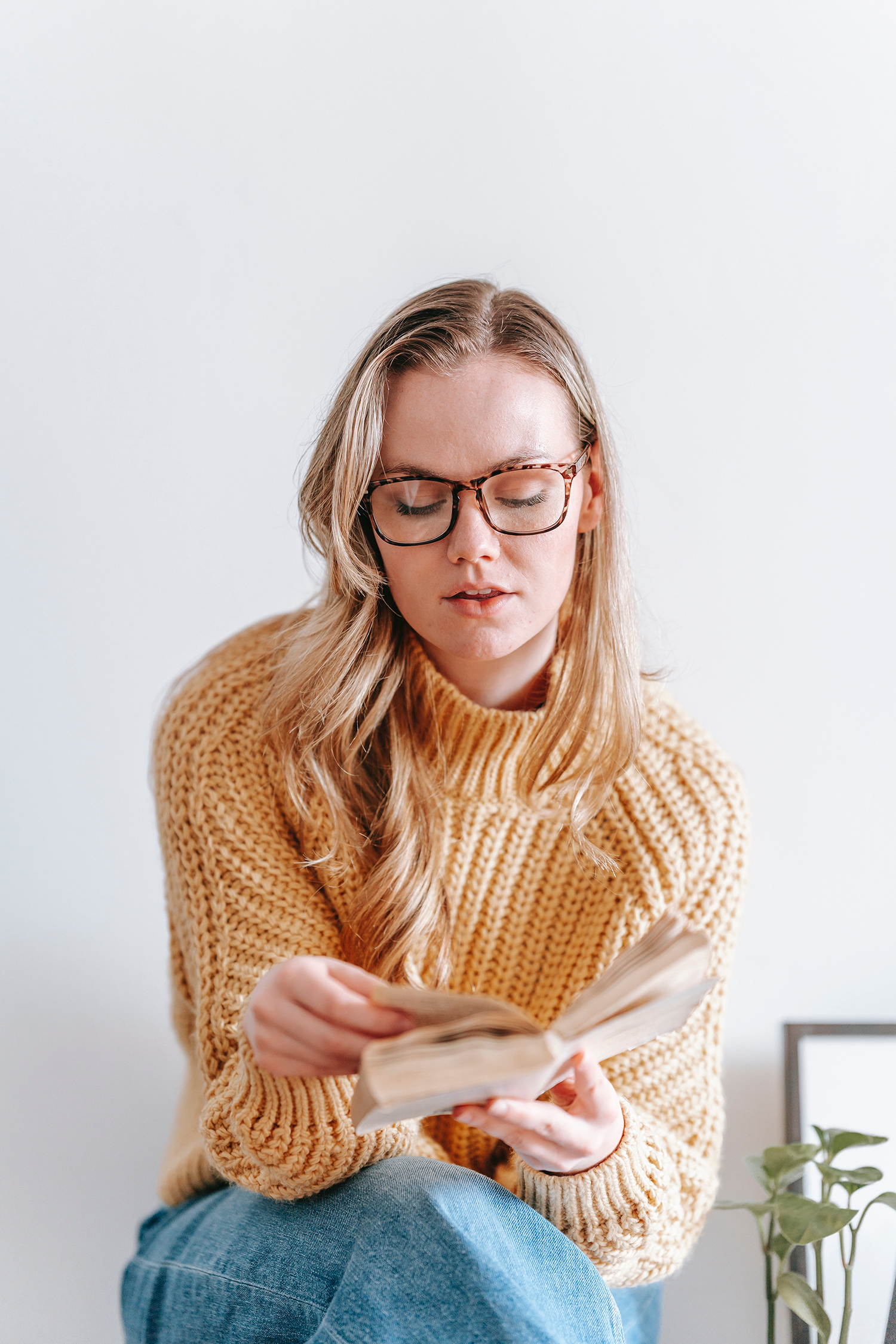 Eyeglasses Guide for Women - How to Choose the Best Frame