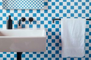 How to Brighten Up a Dull Bathroom
