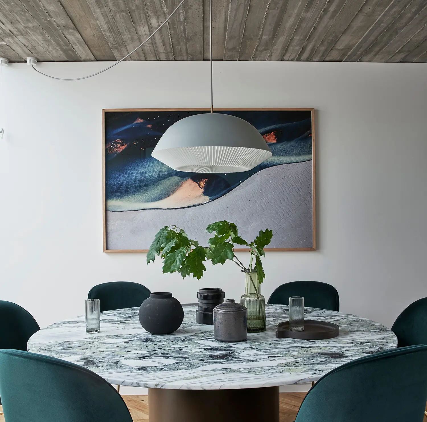 dining room with pendant lamp