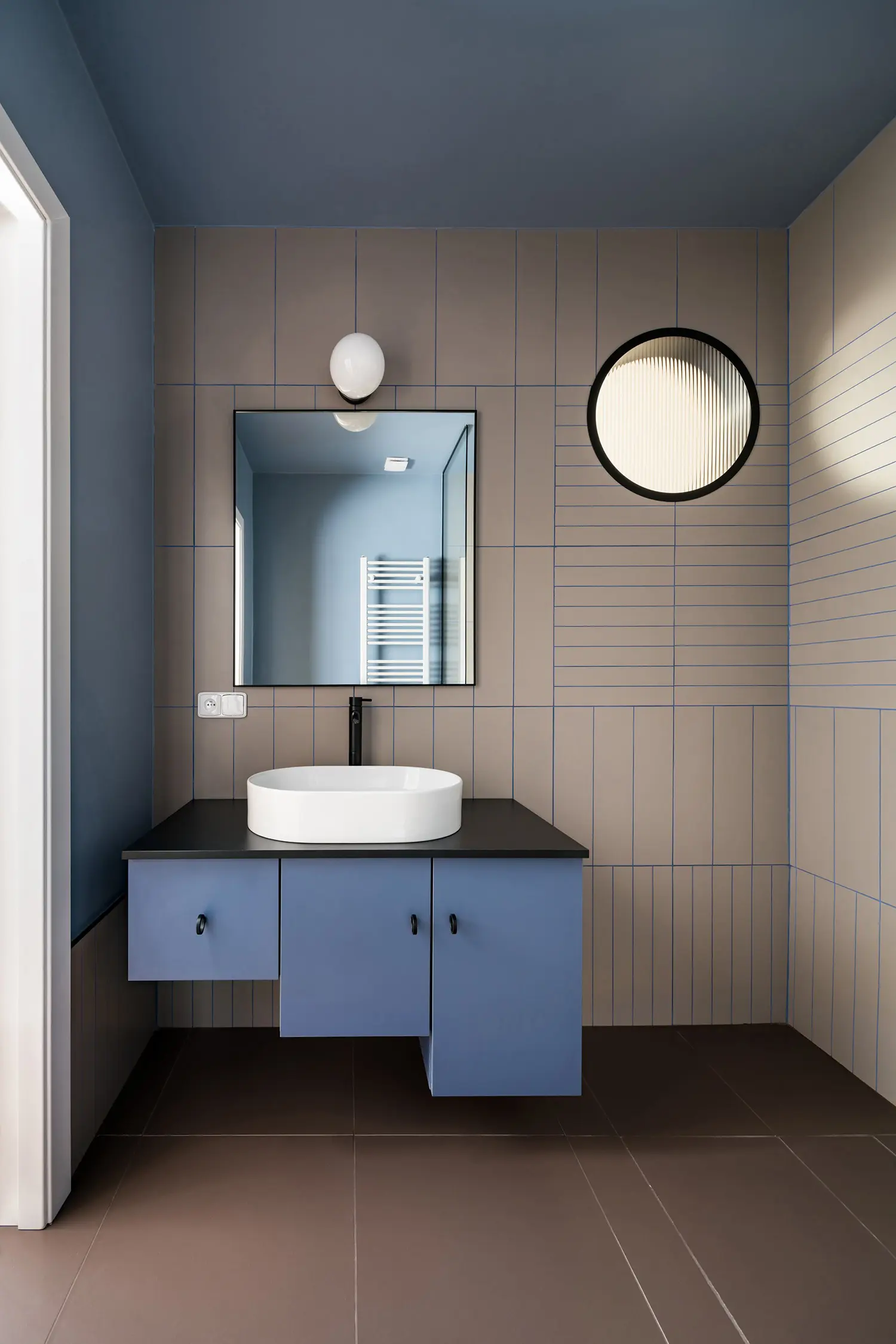 Cerulean bathroom cabinet with rectangular mirror and matt black details 