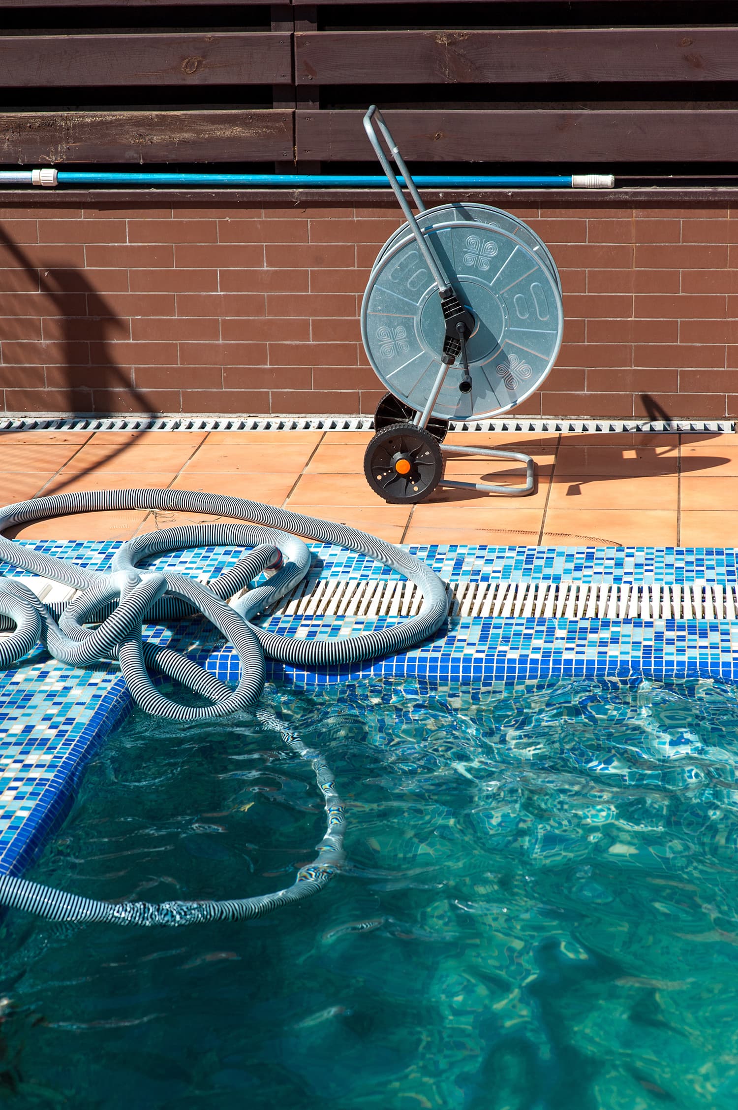 Swimming pool cleaning process, machine with tube