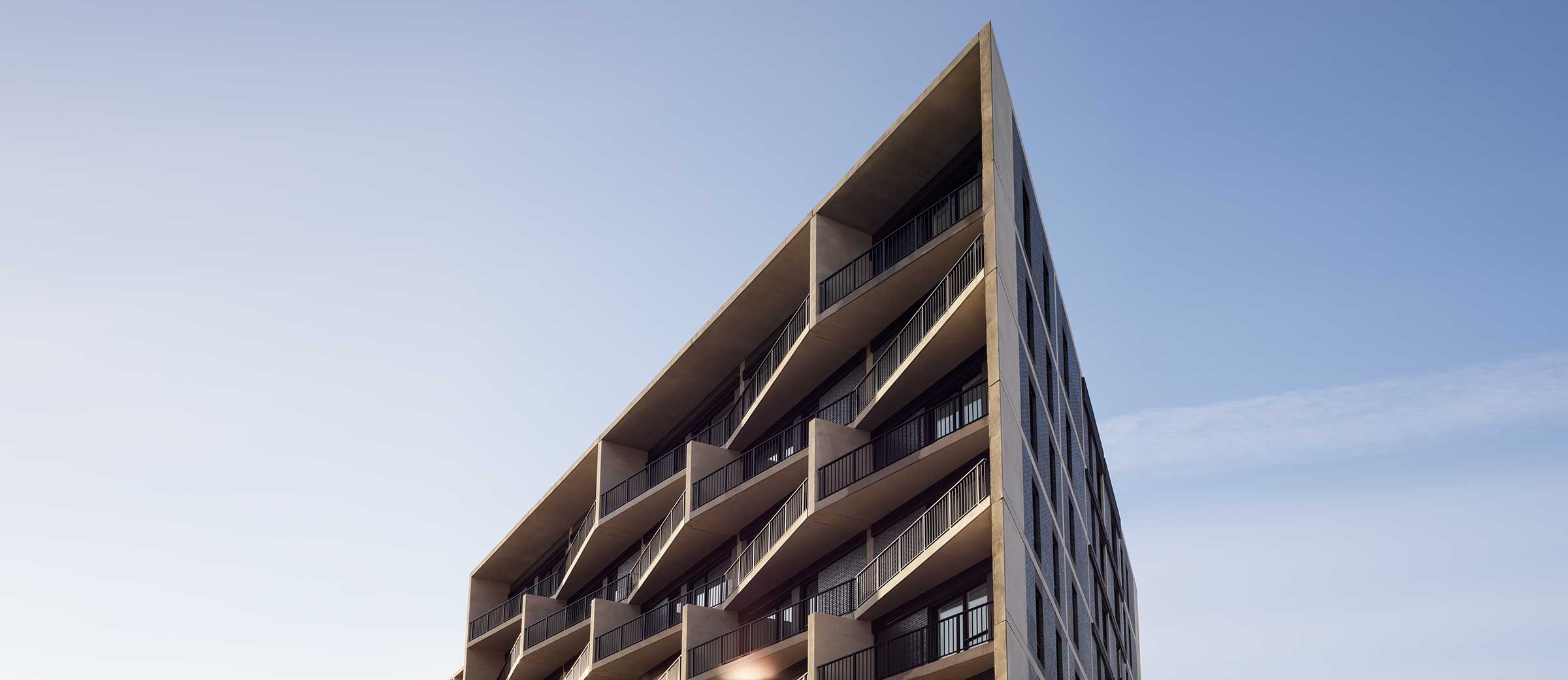 Condominium with isometric terraces