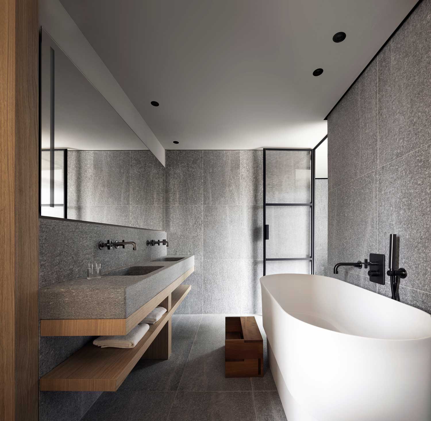 Kamar mandi dengan meja granit
