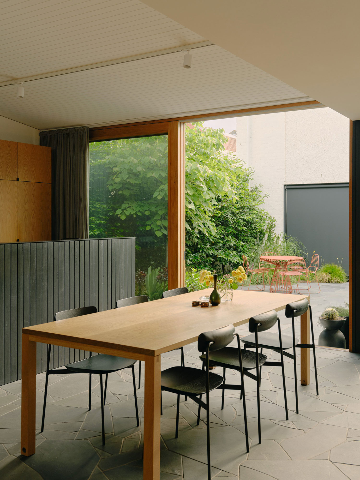 How to Design an Outdoor Living Space