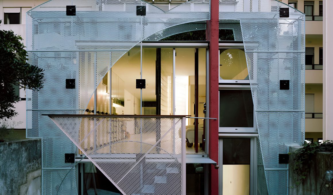 Waves of Glass and Clouds of Metal House, Porto, PT / Fala Atelier