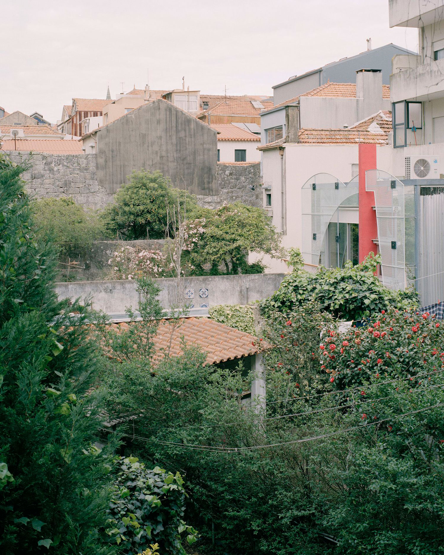 Waves of Glass and Clouds of Metal House, Porto, PT / Fala Atelier