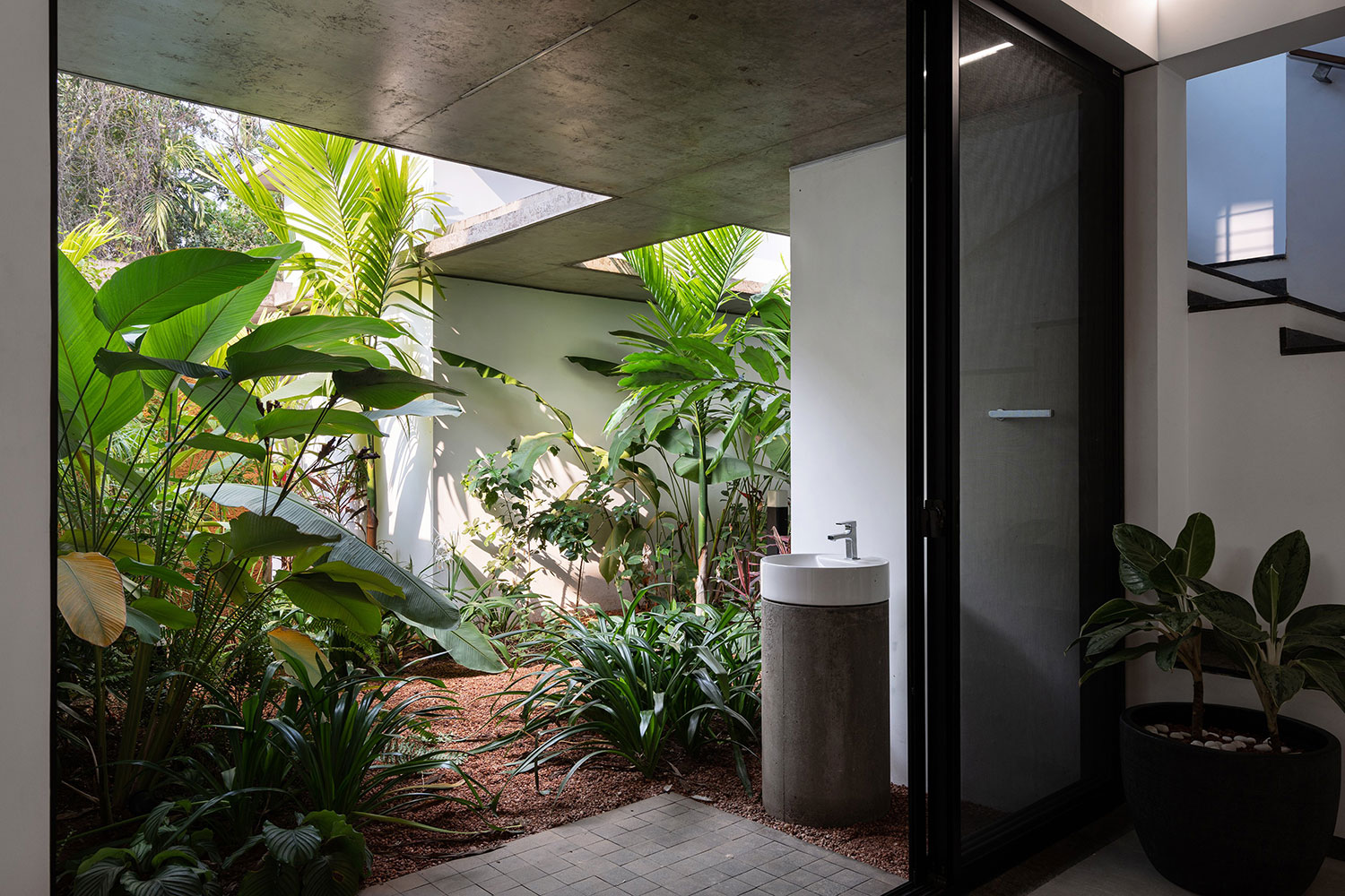 The Stoic Wall Residence, Kadirur, IN / LIJO.RENY.architects