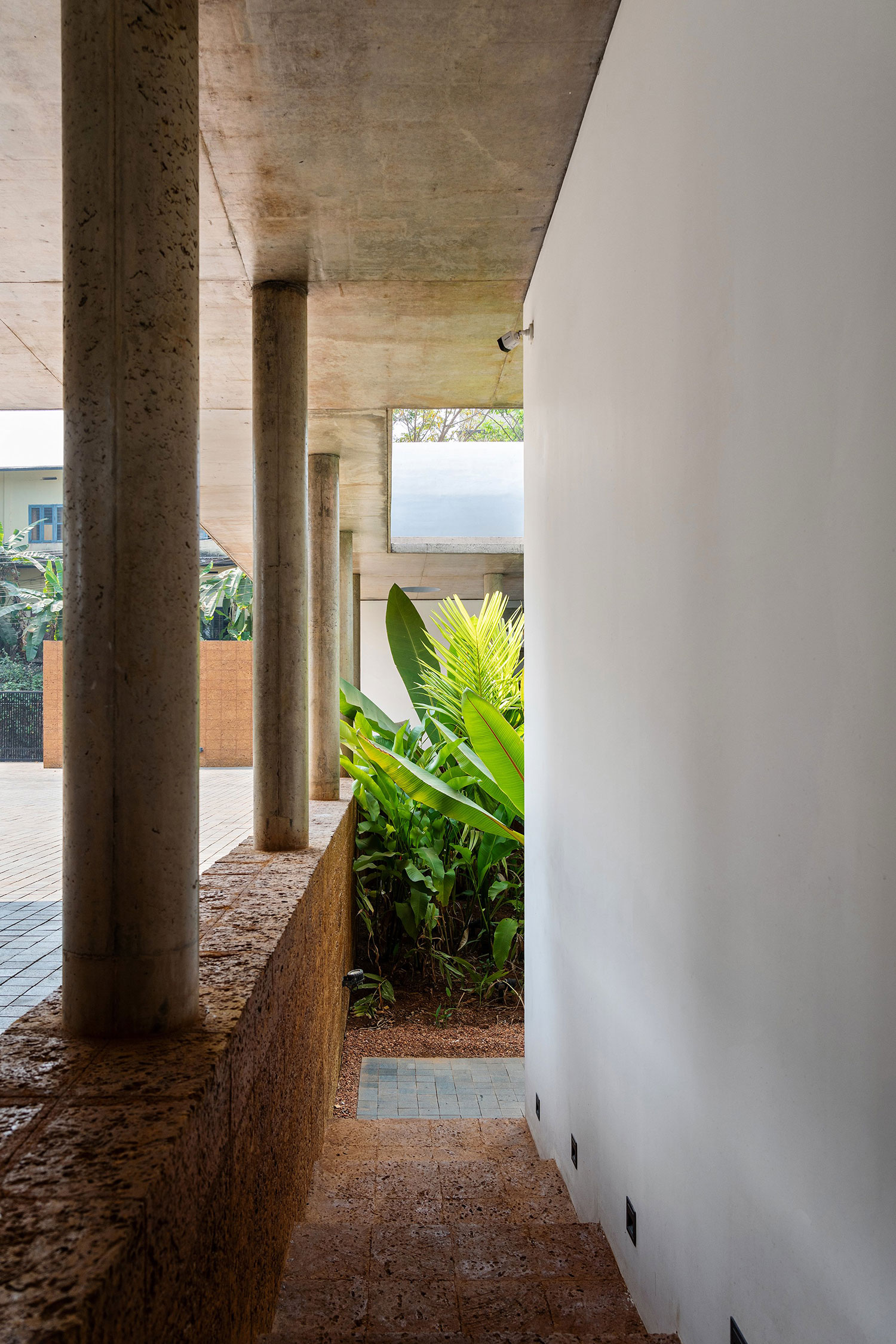 The Stoic Wall Residence, Kadirur, IN / LIJO.RENY.architects