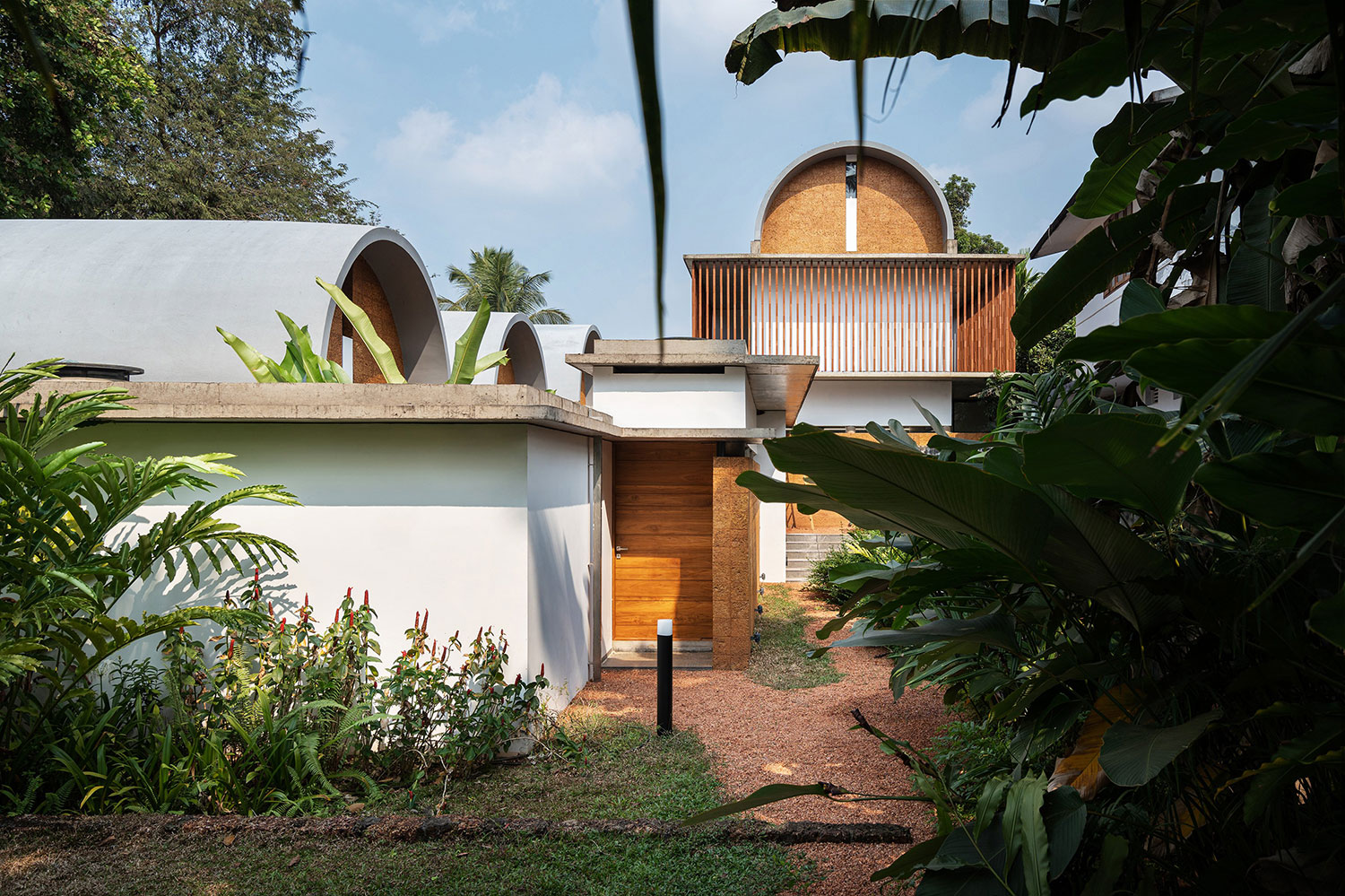 The Stoic Wall Residence, Kadirur, IN / LIJO.RENY.architects