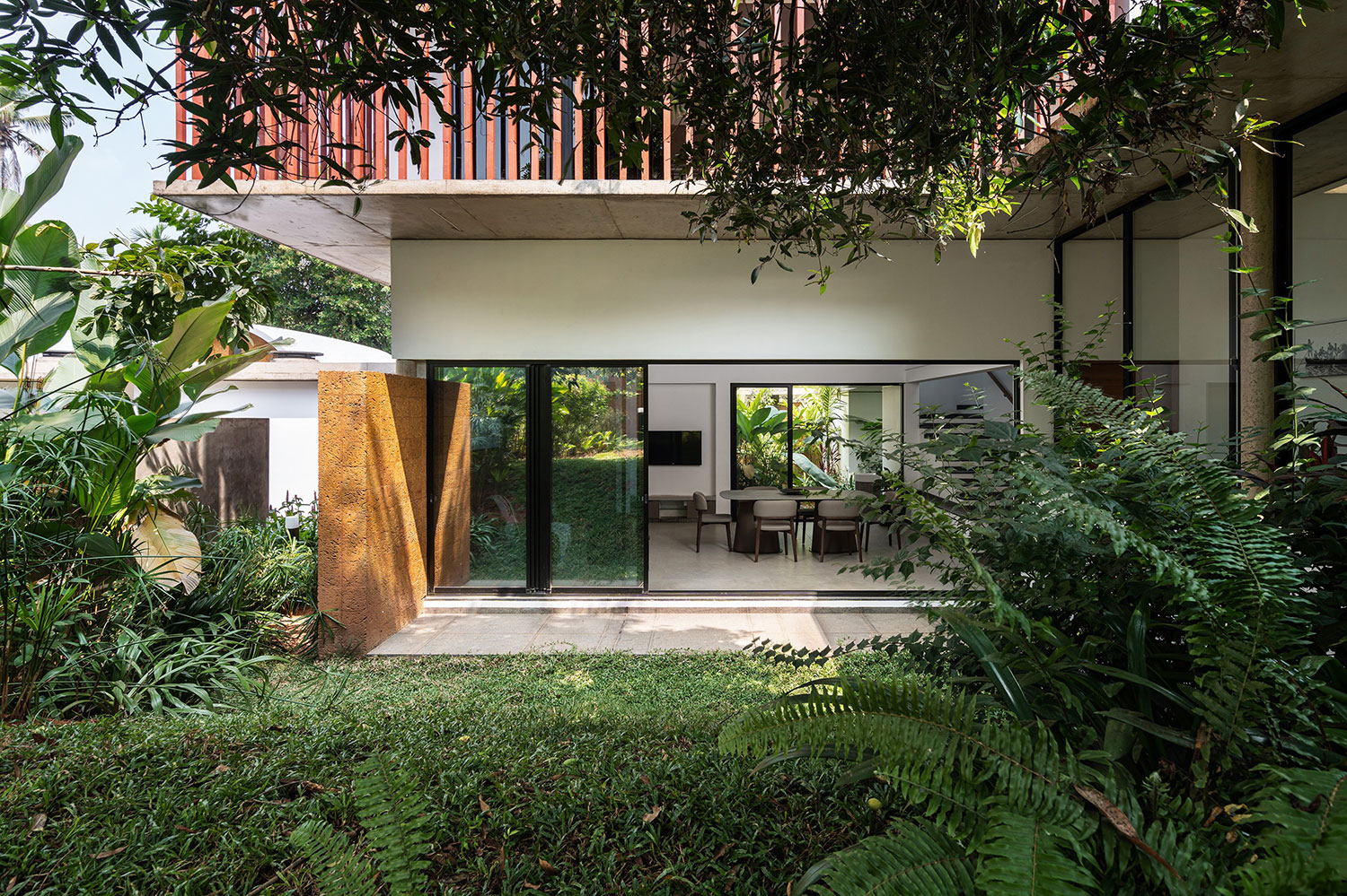 The Stoic Wall Residence, Kadirur, IN / LIJO.RENY.architects