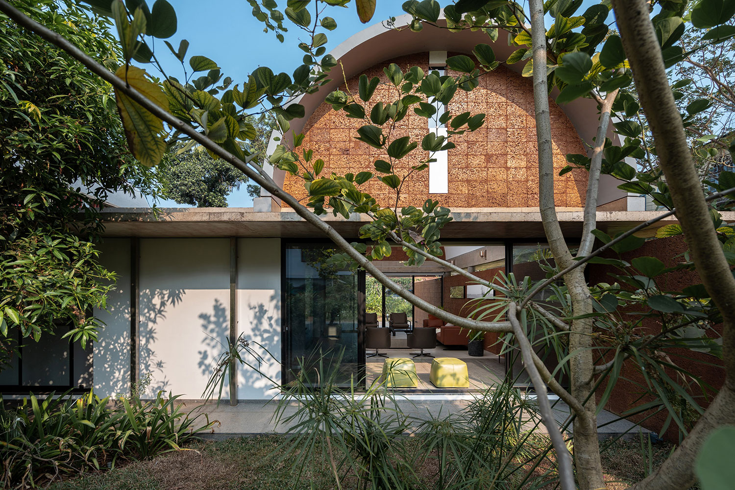 The Stoic Wall Residence, Kadirur, IN / LIJO.RENY.architects