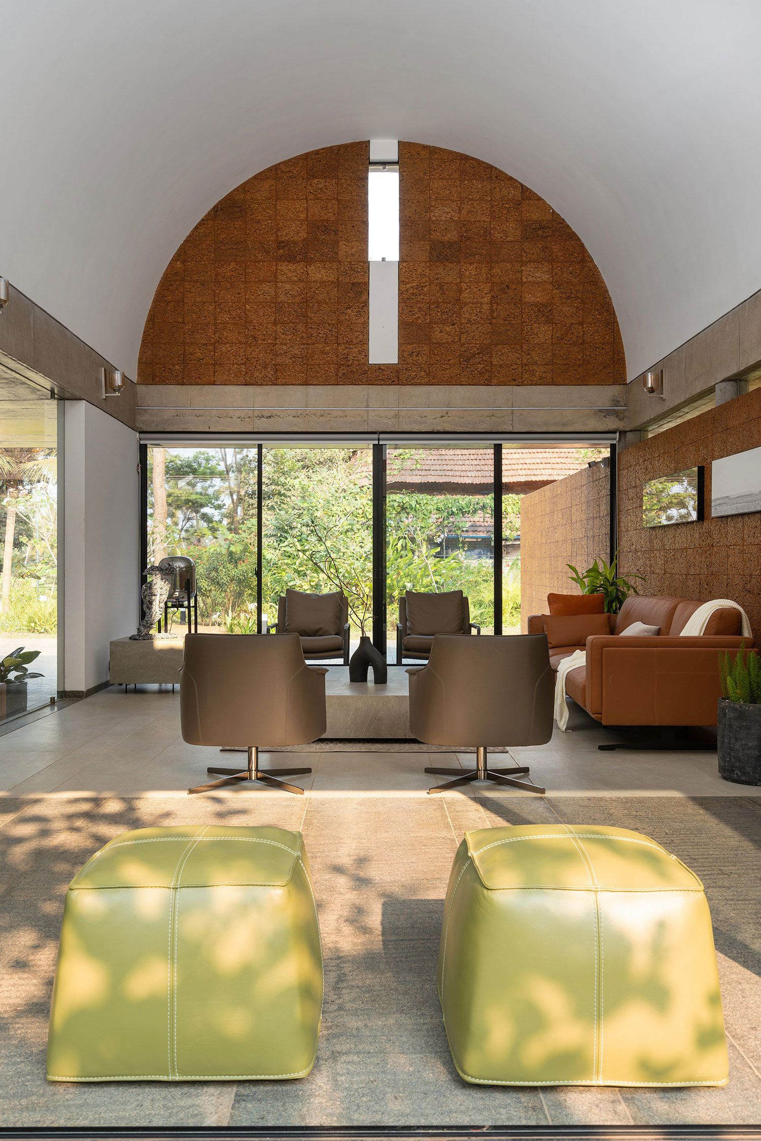 The Stoic Wall Residence, Kadirur, IN / LIJO.RENY.architects