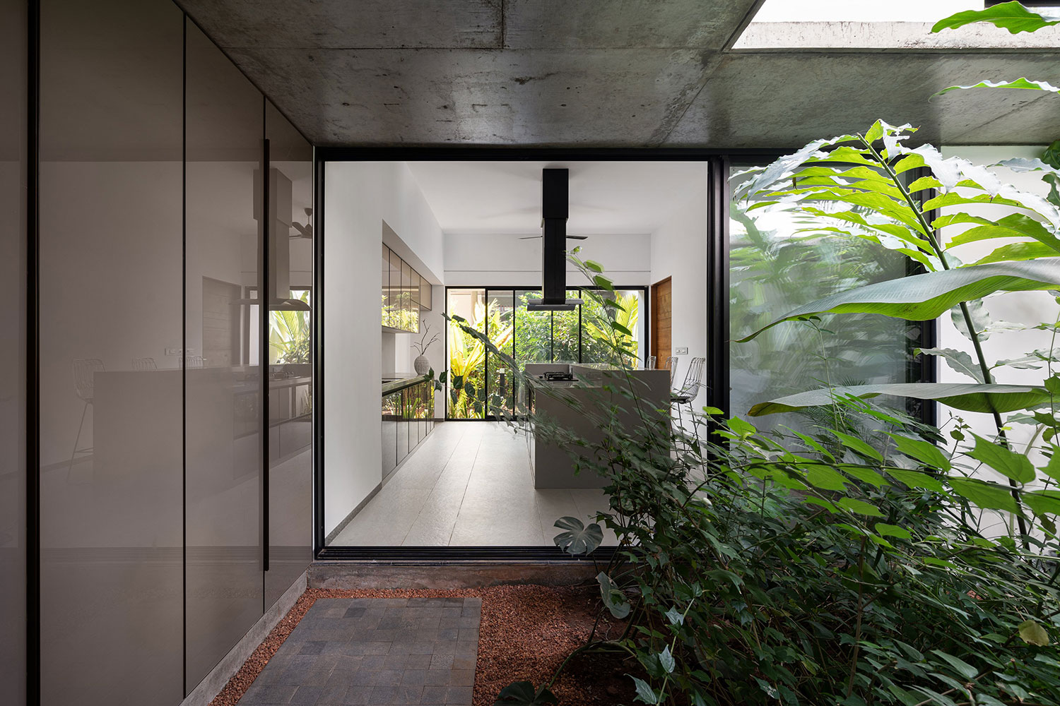 The Stoic Wall Residence, Kadirur, IN / LIJO.RENY.architects