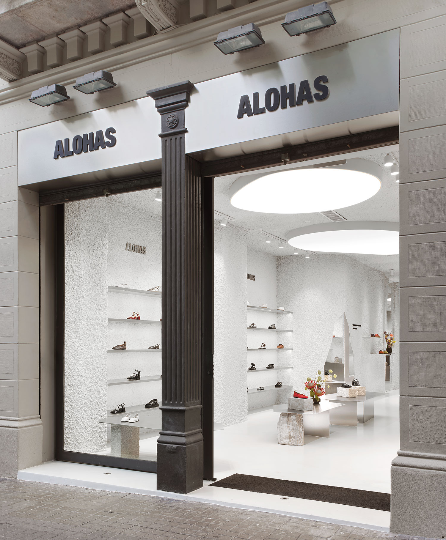 The Art of Contrast: Clap Studio's ALOHAS Flagship Store in Barcelona