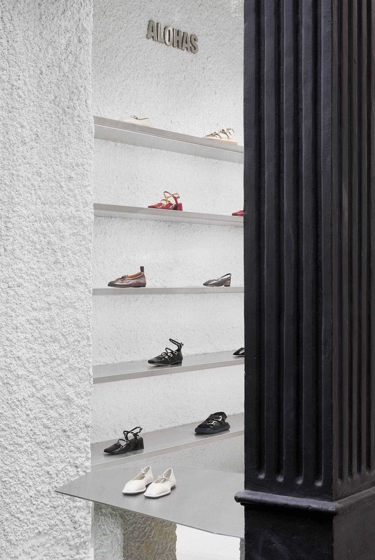 The Art of Contrast: Clap Studio's ALOHAS Flagship Store in Barcelona