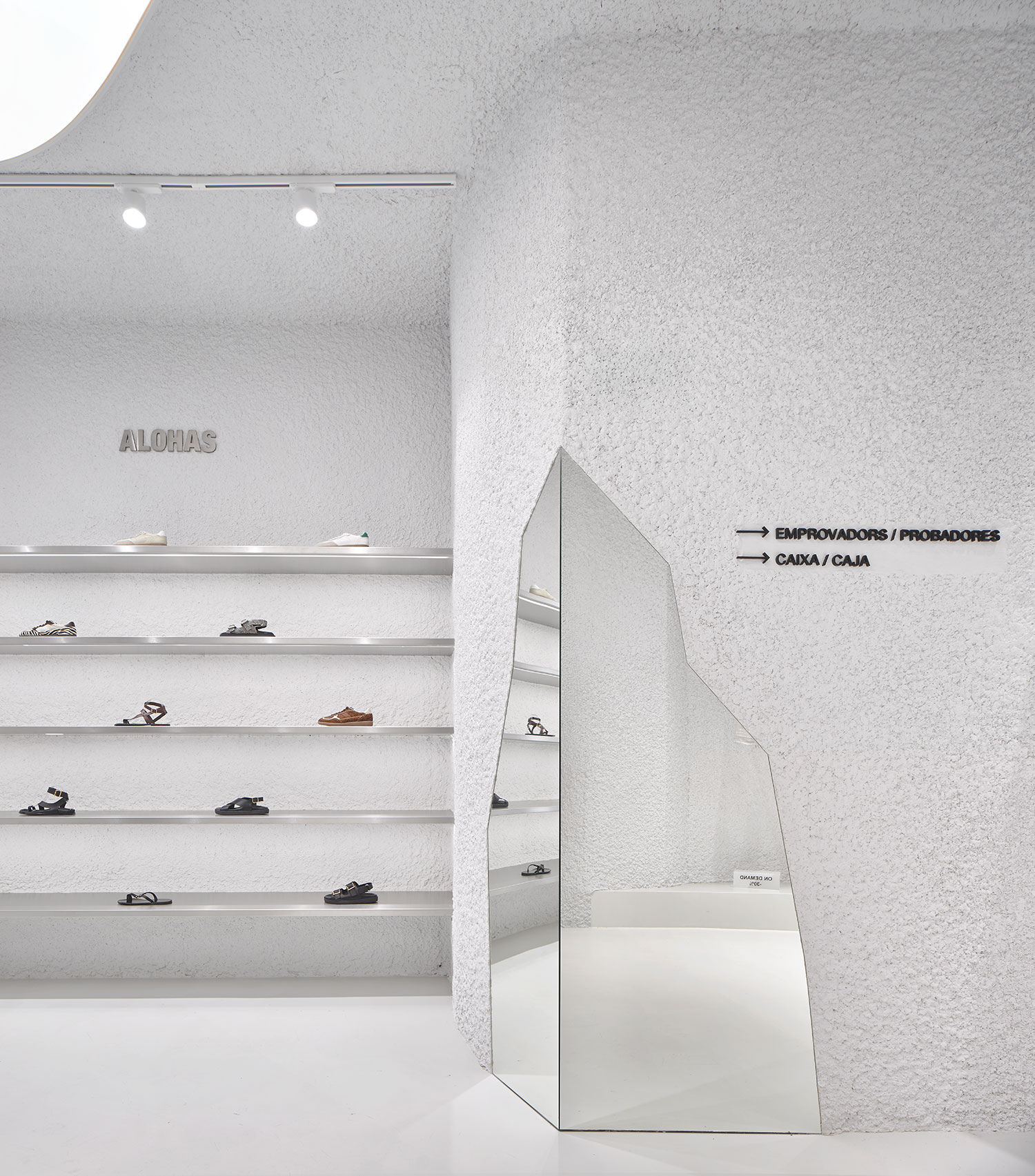 The Art of Contrast: Clap Studio's ALOHAS Flagship Store in Barcelona