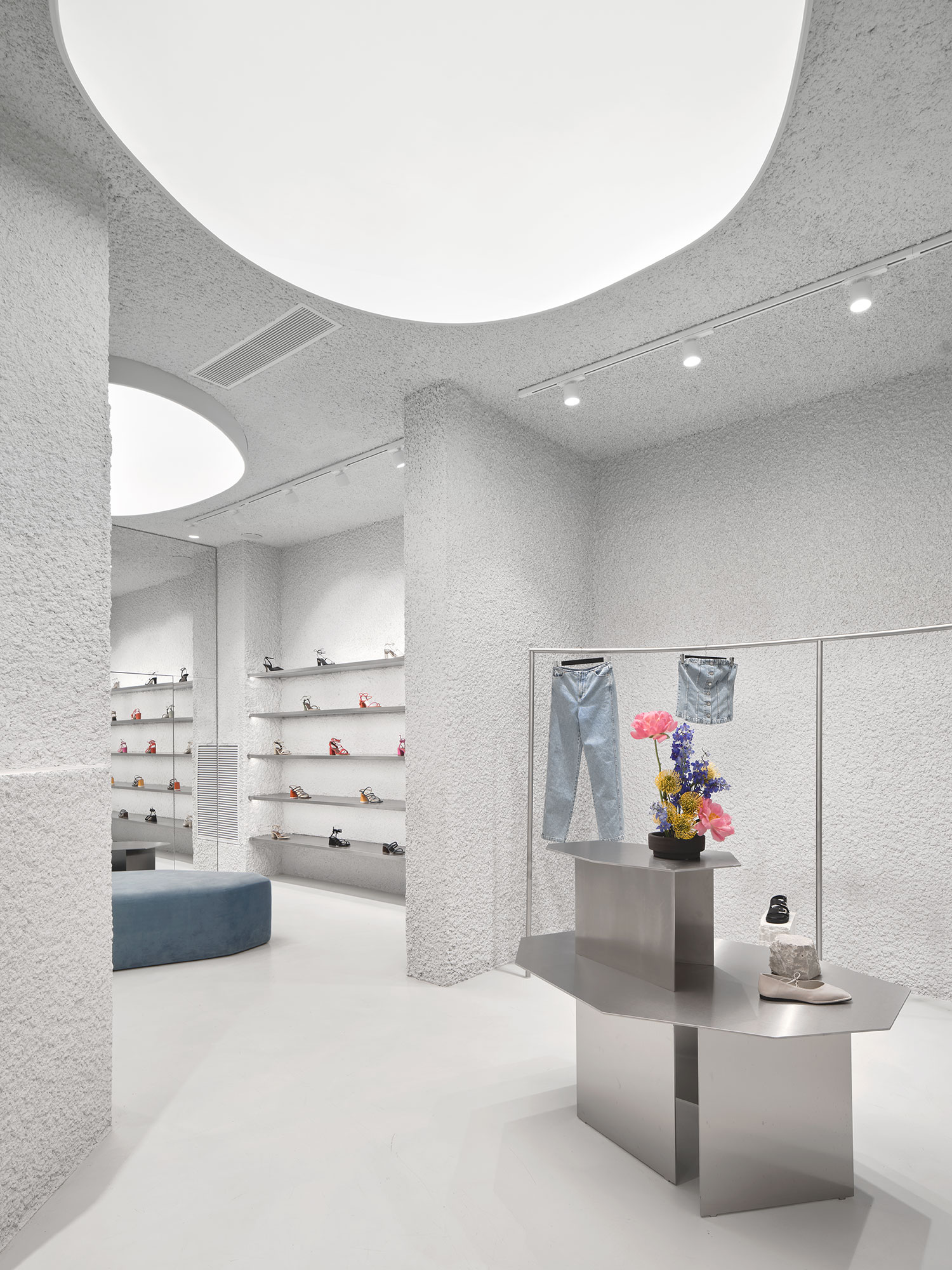 The Art of Contrast: Clap Studio's ALOHAS Flagship Store in Barcelona