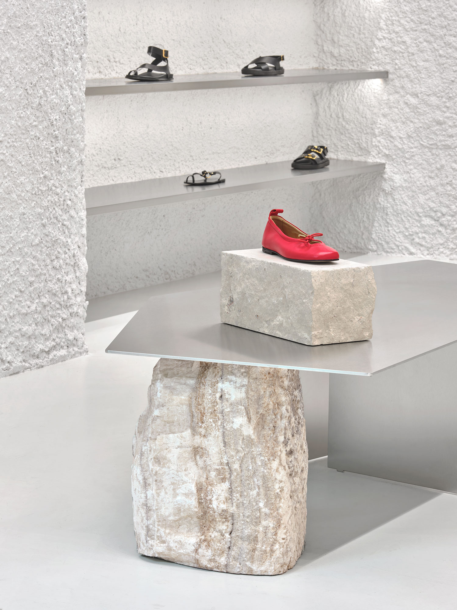 The Art of Contrast: Clap Studio's ALOHAS Flagship Store in Barcelona