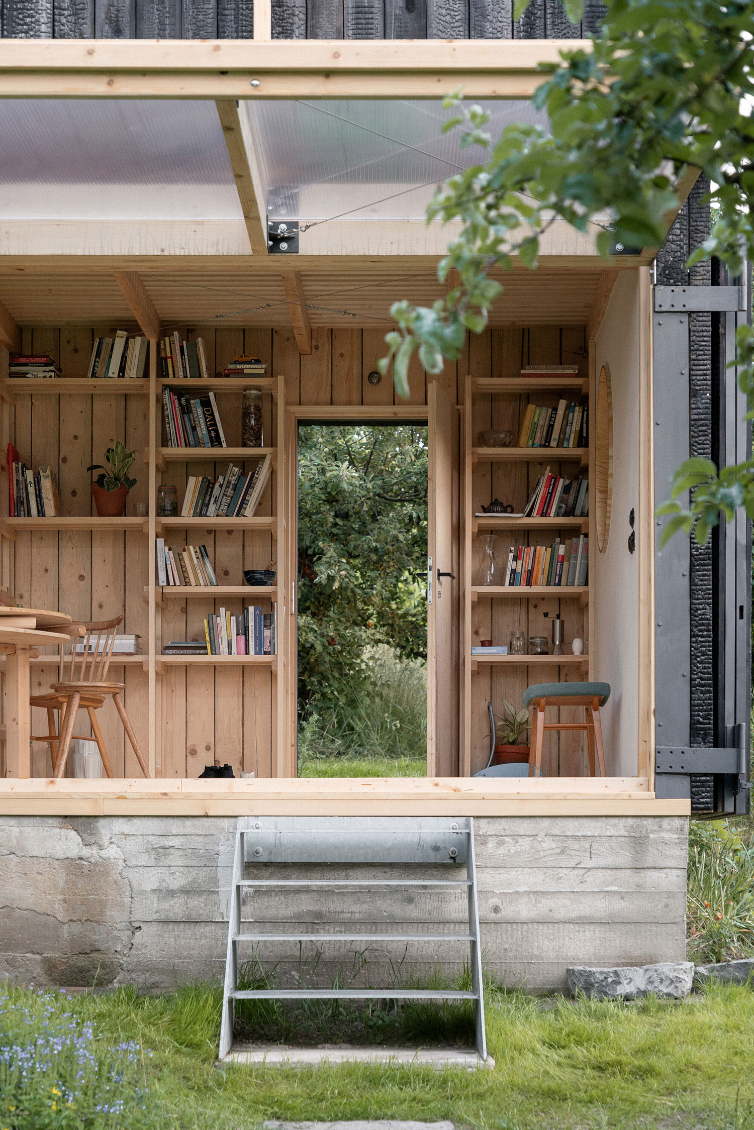 https://www.urdesignmag.com/wp-content/uploads/2024/06/garden-pavilion-prague-cz-byro-architekti-4.jpg